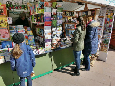 Bücherstand auf der Strandpromenade