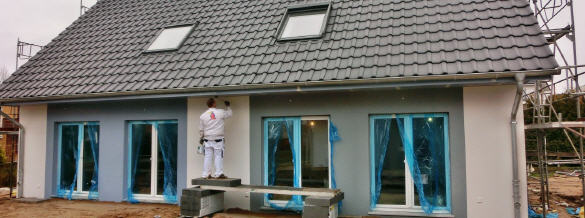 Die Granitsteine der Terrasse (rechte Seite) sind gesetzt und Malerrestarbeiten.
