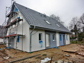 Blick auf die Eingangsseite (links: unser Ferienhaus Dahmeer)