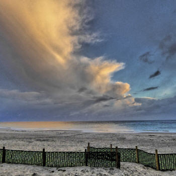 Der Zaun, die Wolken und das Meer